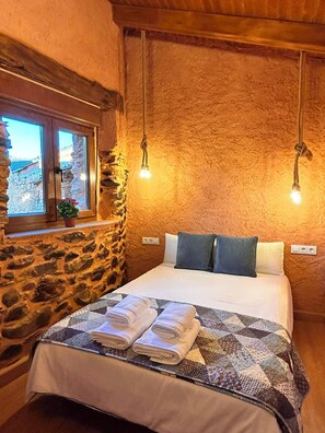Tabla de planchar con plancha, wifi, ropa de cama