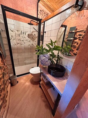 Shower, hair dryer, towels, soap - Vrbo Property (Morla de la Valdería)