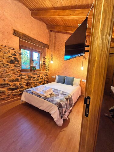 Los Castaños de Morla Cabin near the Teleno Mountains, sleeps 4