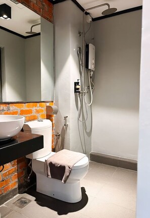 Een douche, gratis toiletartikelen, een haardroger, handdoeken