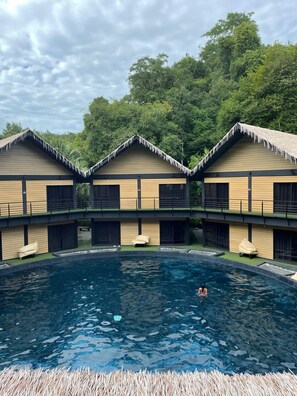 Un área de piscina con vistas despejadas al cielo y follaje circundante.