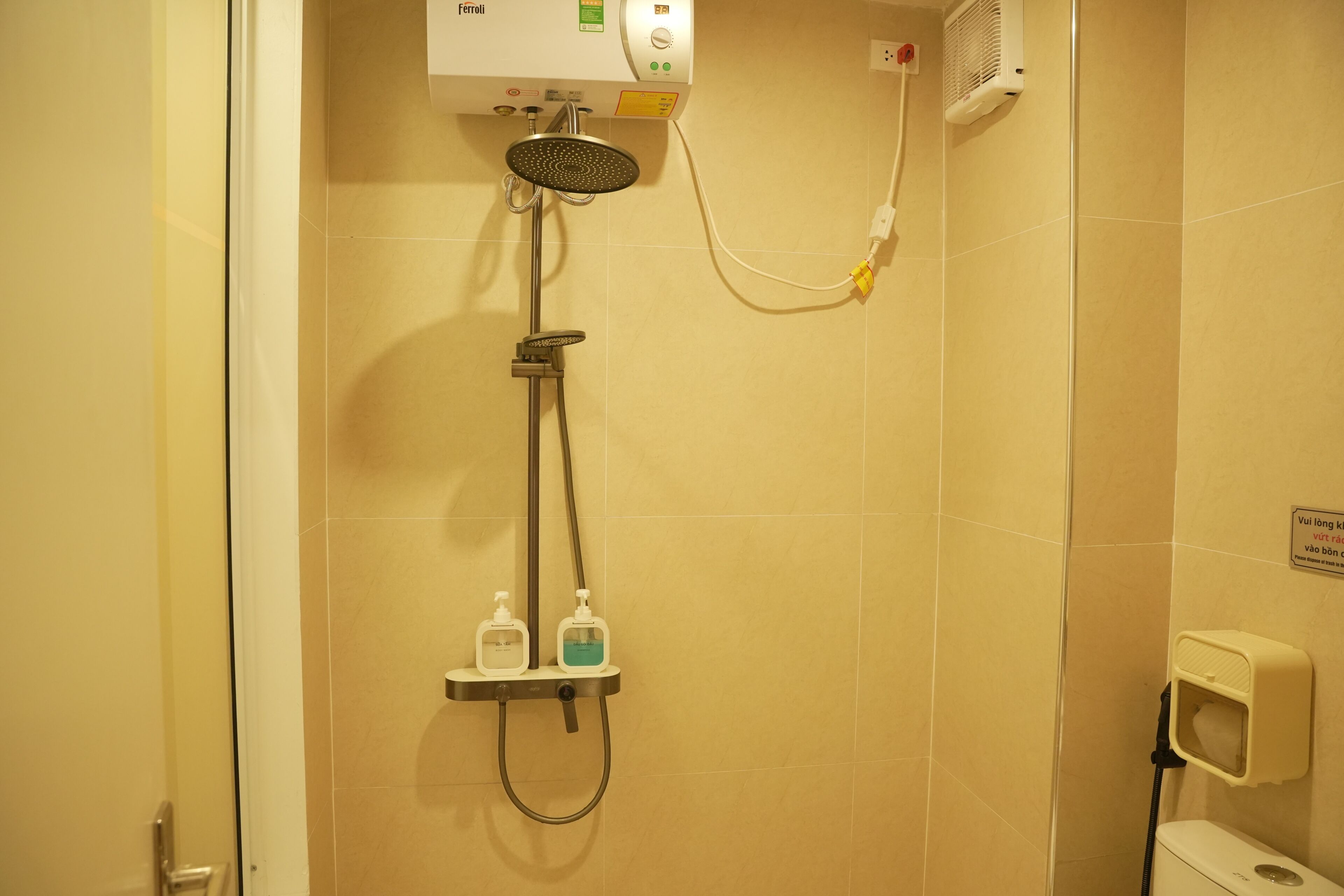ห้องพรีเมียม, วิวเมือง | ห้องน้ำ | ของใช้ในห้องน้ำฟรี, ไดร์เป่าผม, รองเท้าสวมภายในห้อง, ผ้าเช็ดตัว