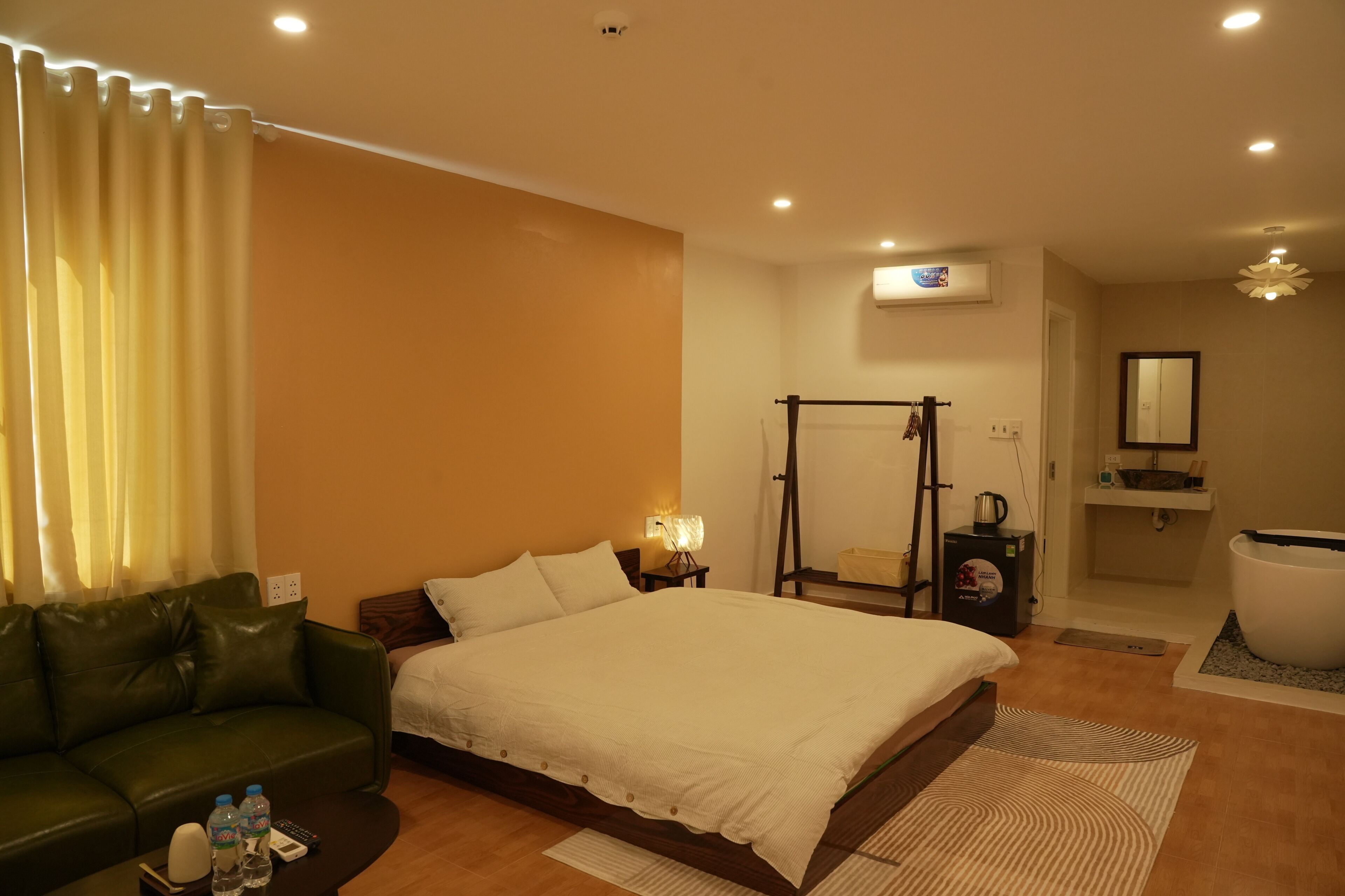 Quarto casal premium, vista para a cidade | Quartos à prova de som, ferros/tábuas de passar roupa, Wi-Fi de cortesia