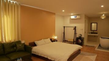 Quarto casal premium, vista para a cidade | Quartos à prova de som, ferros/tábuas de passar roupa, Wi-Fi de cortesia