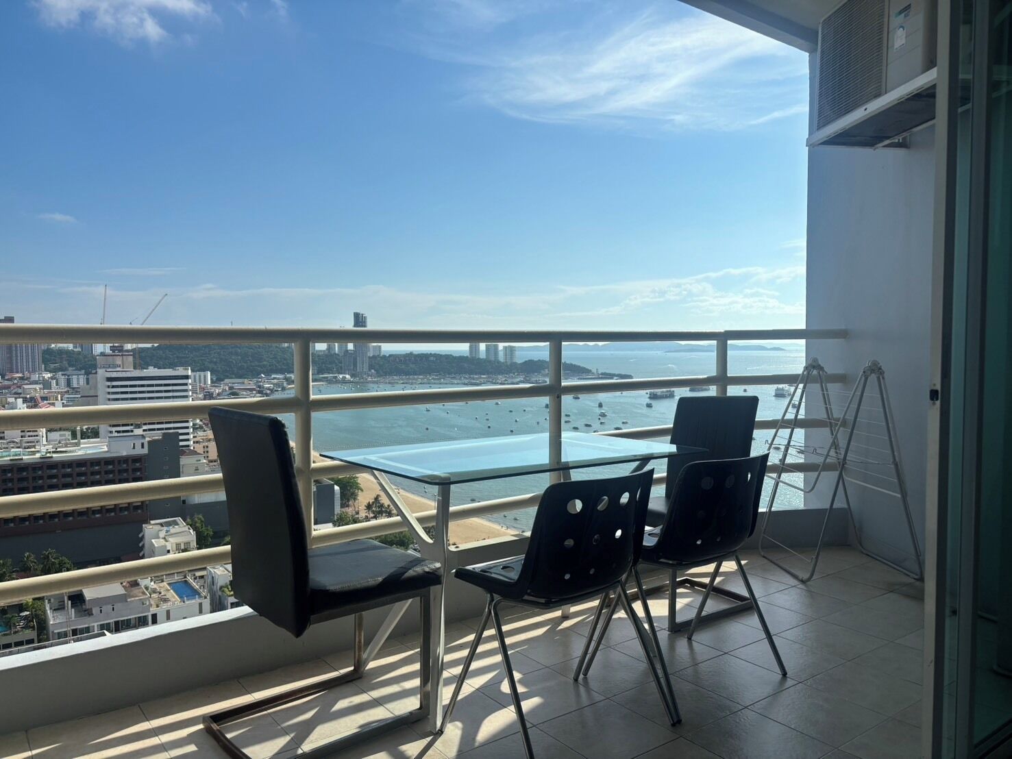 Luxe studio suite, uitzicht op meer | Een minibar, een kluis op de kamer, een bureau, een laptopwerkplek