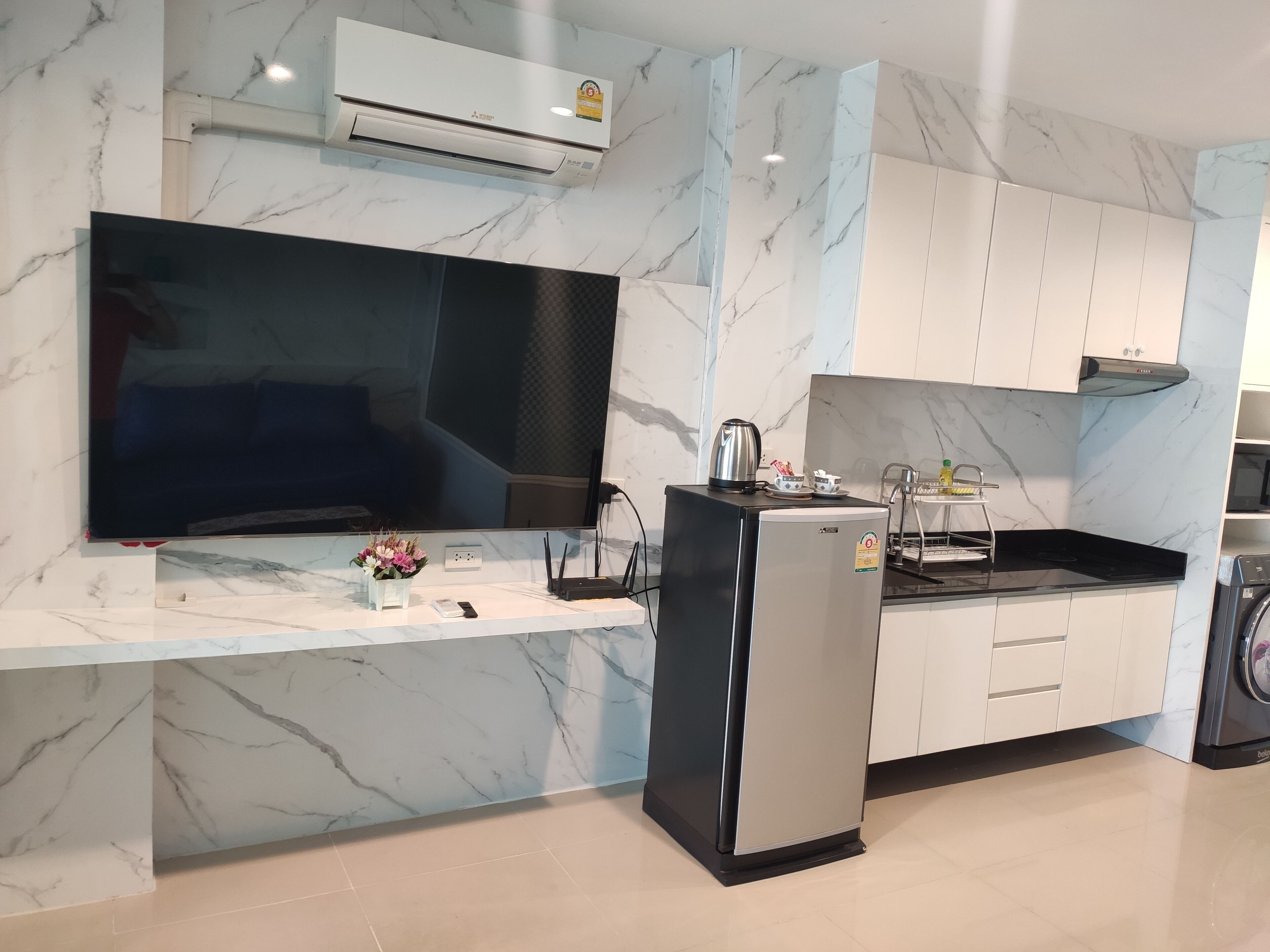 Studio, 1 kingsize bed, niet-roken, gedeeltelijk uitzicht op meer | Privékeuken | Een koelkast, een magnetron, een kookplaat, een waterkoker