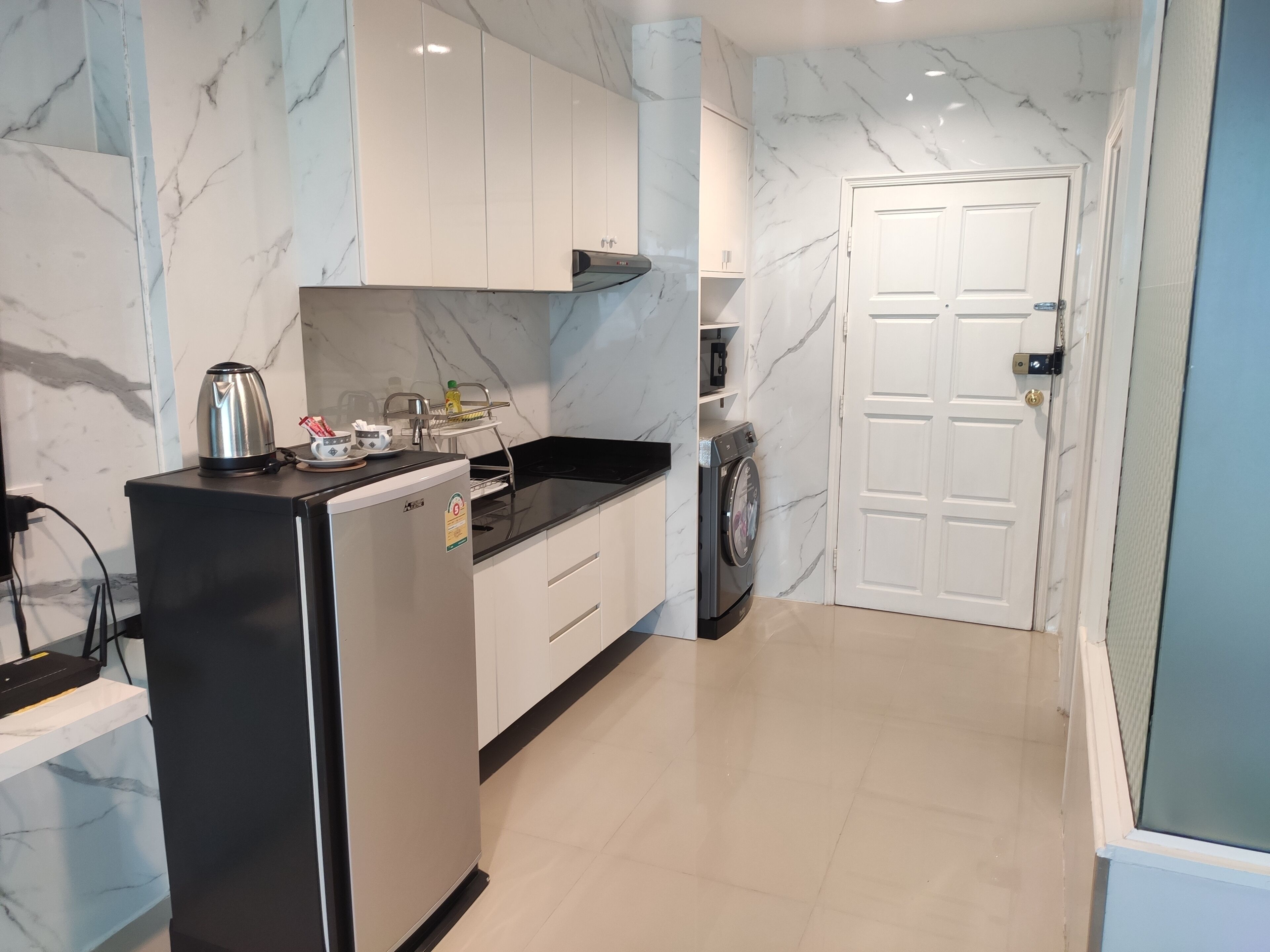 Studio, 1 King Bed, Non Smoking, Partial Lake View | Minibar, in-room safe, desk, laptop workspace