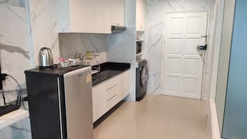 Studio, 1 King Bed, Non Smoking, Partial Lake View | Minibar, in-room safe, desk, laptop workspace