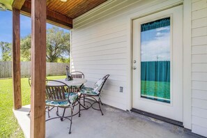 Outdoor dining - Spacious New Home 3BR/2BA Remote-Work Ready Dogs ok, fenced yard Near Lafayette (Duson)