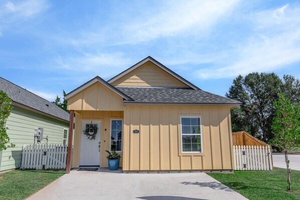 Exterior - Spacious New Home 3BR/2BA Remote-Work Ready Dogs ok, fenced yard Near Lafayette (Duson)