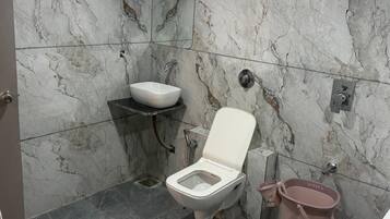 Deluxe Double Room, City View | Bathroom