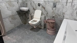 Deluxe Double Room, City View | Bathroom