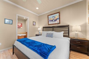 A hotel room with a bed, bedside tables, a nightstand, a mirror, and artwork on the walls. - Club Yakov & 3bdr Lakefront (Hollister)