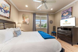 A hotel room with a bed, a television, a desk, and artwork on the walls. - Club Yakov & 3bdr Lakefront (Hollister)