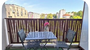 Outdoor dining - Perle Lumineuse T2 Downtown, Comfortable, with Balcony (Saint-Priest)