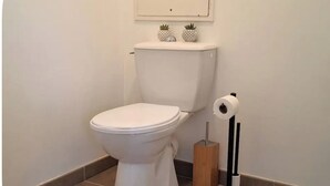 Shower, hair dryer, towels, toilet paper - Perle Lumineuse T2 Downtown, Comfortable, with Balcony (Saint-Priest)