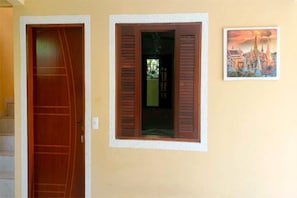 A room with a wooden door and a window with shutters. - Pousada Mixirica (Paraty)