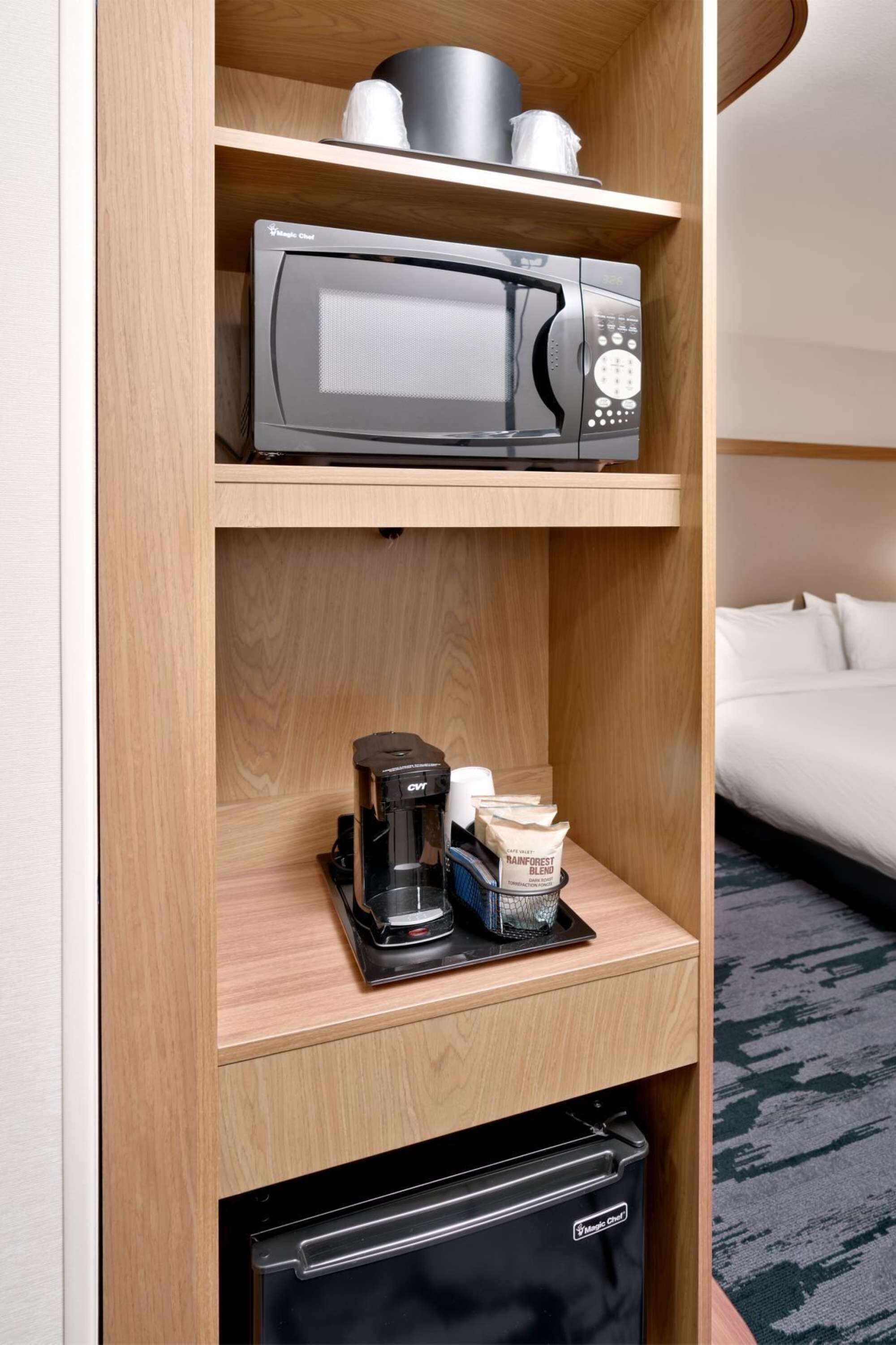 Desk, iron/ironing board, WiFi, bed sheets