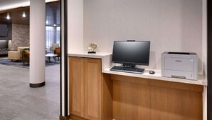 Een moderne kantoorruimte met een bureau, computer en printer.
