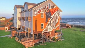 Una casa con un gran mural dando la bienvenida a visitantes a Crystal Beach.
