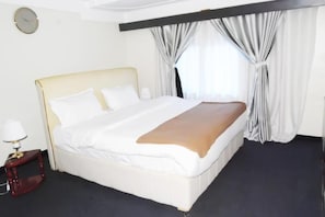 Double Room, Non Smoking, Balcony | In-room safe, soundproofing, iron/ironing board, WiFi (free) - KAA HIGHWAY HOTEL (Mukono)