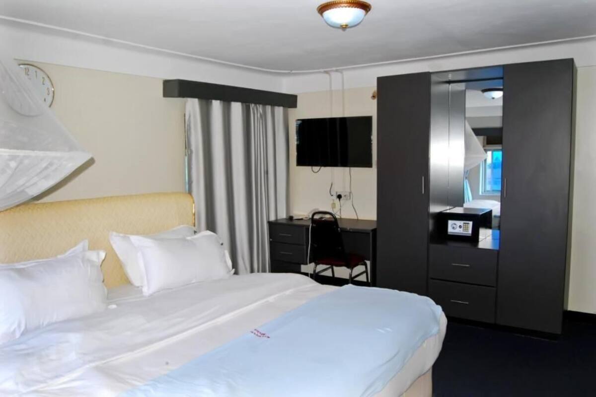 Double Room, Non Smoking, Balcony | In-room safe, soundproofing, iron/ironing board, WiFi (free)