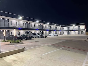 Ein mehrstöckiges Hotel mit Parkplatz.