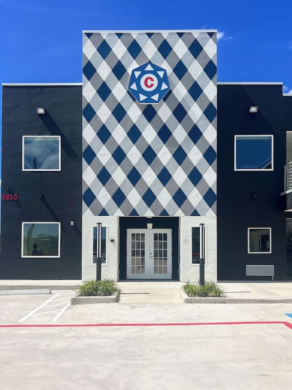 Exterior - Near Memorial City Mall + Free Breakfast & Parking (Houston)