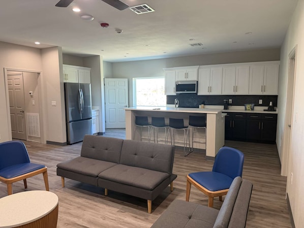 Living area - 2BR Luxury Suite Near CityCentre with Full Kitchen (Houston)