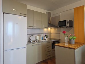 Coffee/tea maker, fridge, microwave, oven - Casa Tropical, just 190 metres from the sea, balcony, sea view, pool, Wi-Fi (Costa Adeje)