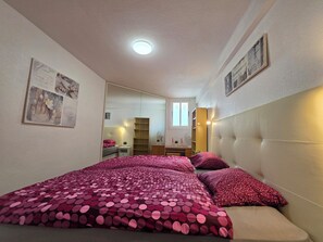 1 chambre, fer et planche à repasser, lit de bébé portatif