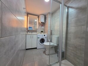 Douche, séchoir à cheveux, serviettes fournies