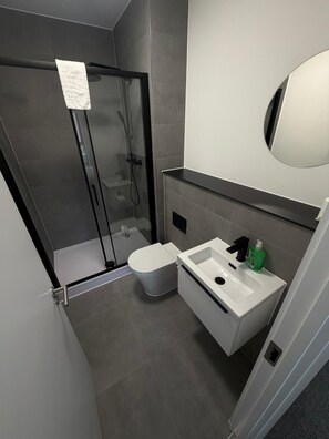 Douche, sèche-cheveux, serviettes fournies, savon