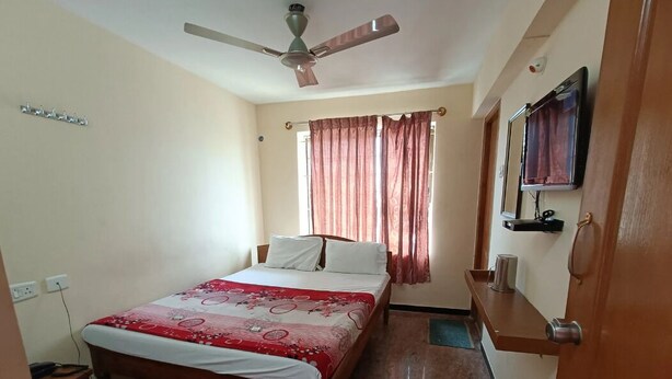 Standard Room | Free WiFi, bed sheets - Hotel Royal Park (Coimbatore)