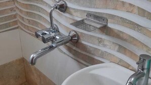 Deluxe Double Room | Bathroom - Hotel Royal Park (Coimbatore)
