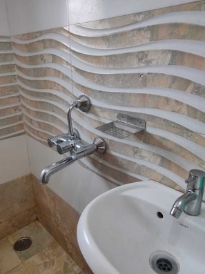 Deluxe Double Room | Bathroom