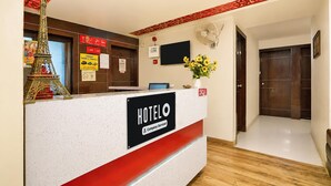 Un mostrador de recepción de hotel con un cartel que indica servicio de empresa.