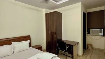 Luxury Double Room, City View | Desk, WiFi (free)