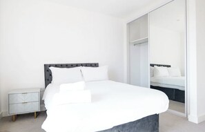 Iron/ironing board, free WiFi - Prince Apartment (Barking)