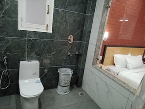 Deluxe-Doppelzimmer, Stadtblick | Badezimmer | Dusche, kostenlose Toilettenartikel, Handtücher