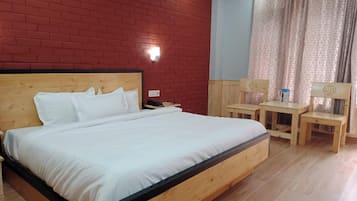 Chambre Deluxe double, vue sur la ville | Bureau, accès au Wi-Fi (inclus)