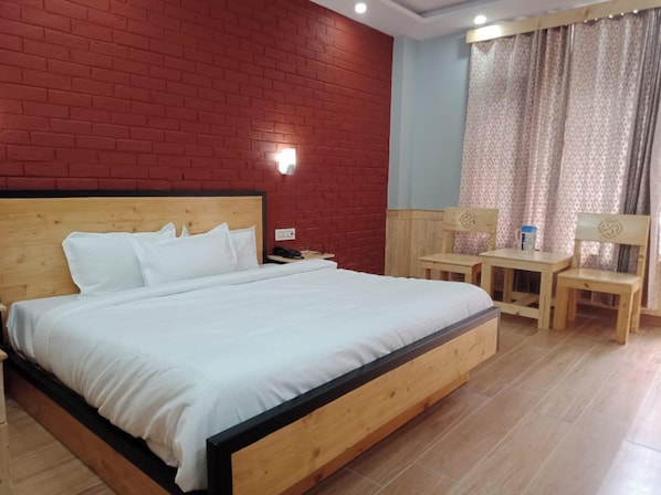 Deluxe-Doppelzimmer, Stadtblick | Schreibtisch, kostenloses WLAN