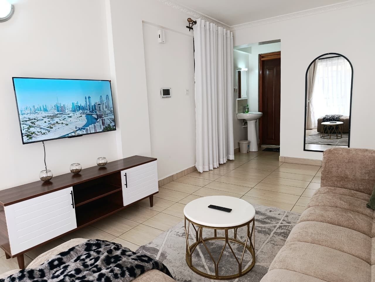 Appartamento Deluxe | Area soggiorno | Smart TV 32 pollici con canali digitali