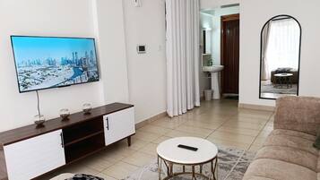 Appartamento Deluxe | Area soggiorno | Smart TV 32 pollici con canali digitali