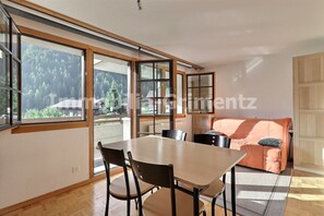 Dining - Comfortable studio for 2 people, living room with 1 sofa bed (140), kitchen area, shower-WC, large b (Grimentz)
