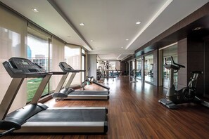 Ein Fitnessraum mit Laufbändern, Ergometer und Krafttrainingsgeräten.