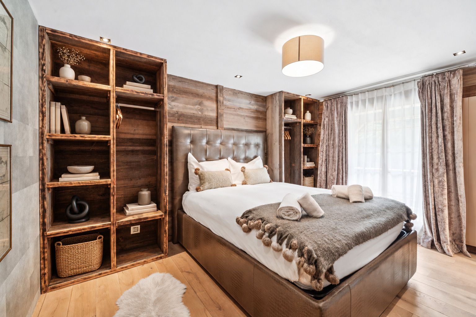 Un dormitorio amplio con una cama grande, estanterías de madera y un armario.