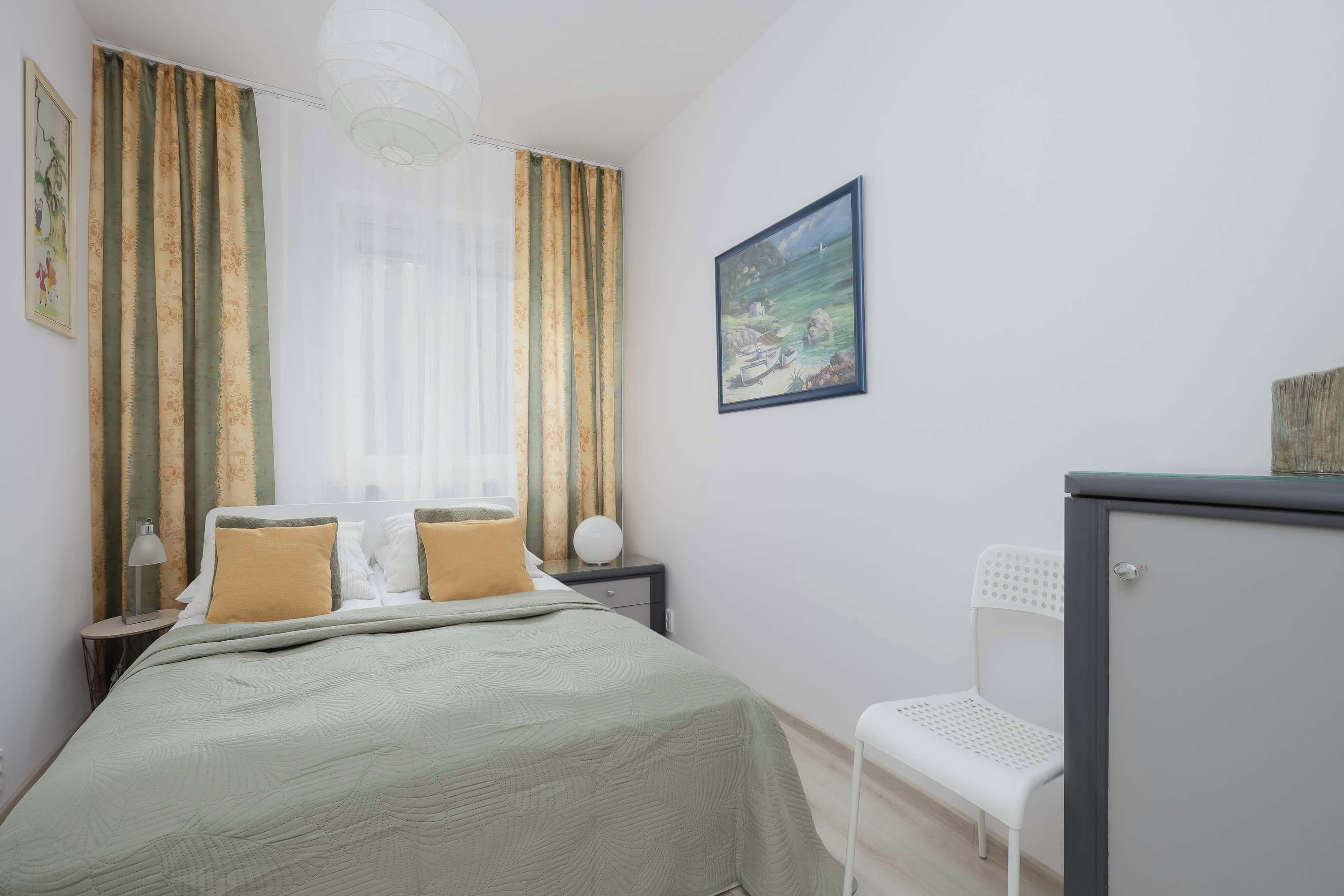 Tabla de planchar con plancha, cuna de viaje, wifi y ropa de cama 