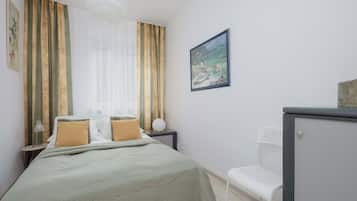 Tabla de planchar con plancha, cuna de viaje, wifi y ropa de cama