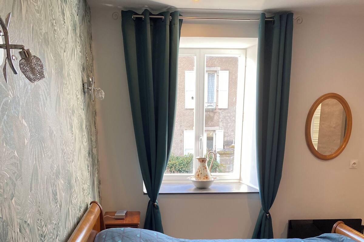 Comfort-Apartment | Verdunkelungsvorhänge, schallisolierte Zimmer, Bügeleisen/Bügelbrett